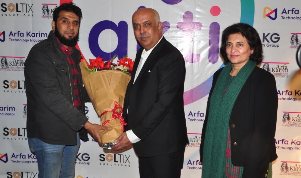 Sayyed Ali Imran presenting flowers to Arfa Karim's parents